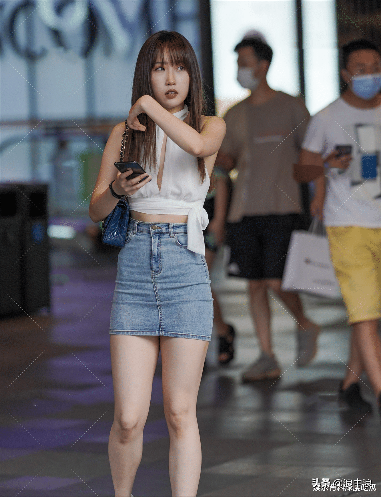 街拍美女：牛仔短裙姐姐穿着好吸睛！白色肚兜太时尚