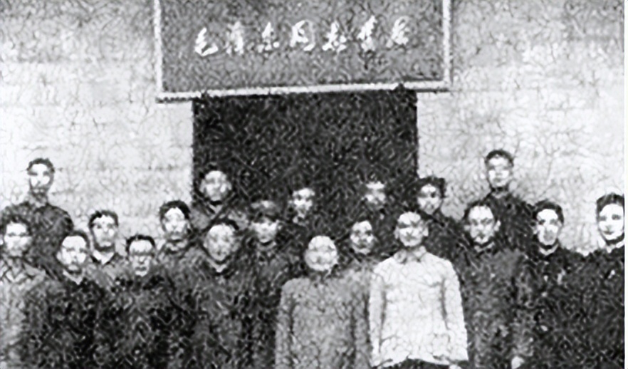 主席颁发纪念牌匾(1953年毛月秋上京，与主席谈到老屋的门匾，主席摆手：不妥，换掉)