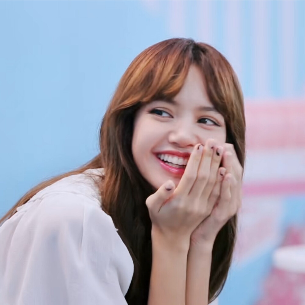 Lisa时尚大片被曝，短发性感撩人，黑色马甲尽显S型曲线