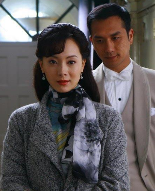 远离格格巫下巴、发面馒头脸，优雅老去才是中年女星最美的状态