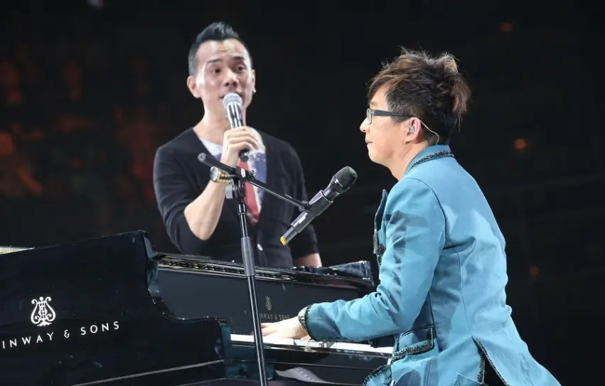 一首歌一个故事 李国祥伦永亮情深款款合唱励志歌曲《总有你鼓励》