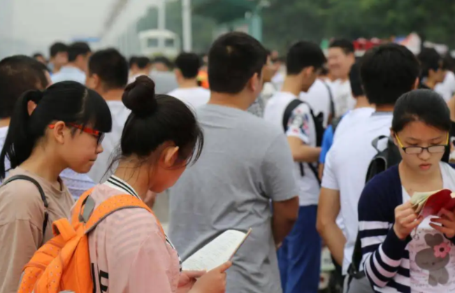 985/211毕业的研究生收入曝光，金额是亮点，难怪名校竞争大？