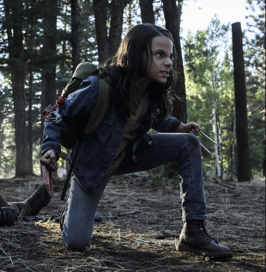 小狼女长大了!今年刚满18岁,已经变成了性感时尚女郎