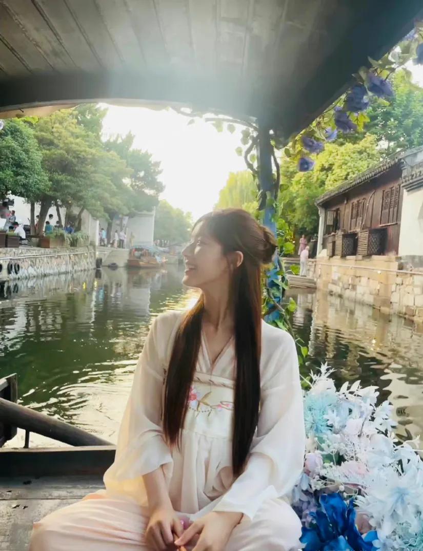 赵露思的汉服照好温柔啊！长相甜美可人气质温柔大气