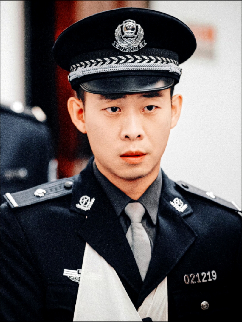 《狂飙》中,张译一人饰演两个时期,不同情绪的安欣,让人记忆犹新.