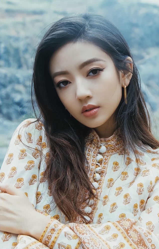 被“丑脖子”拖累的7位女星，明明长得如花似玉，合照却输太惨