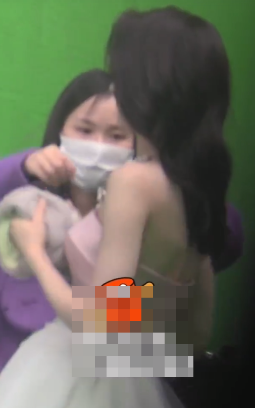 “定海神针”热巴真怕输!披战袍拍广告大片,戴珍珠项链有名媛范