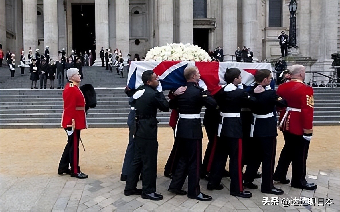 网民阴谋论(网络上的“阴谋论”四起，因为很多人怀疑女王的棺材是“空的”)