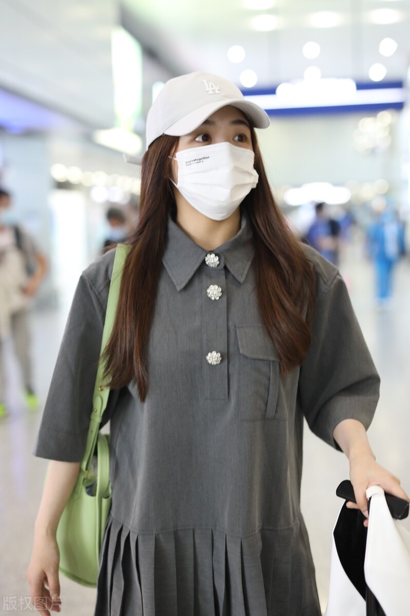 酸酸甜甜就是我 张含韵棒球帽搭配宽松连衣裙 青春活力满满