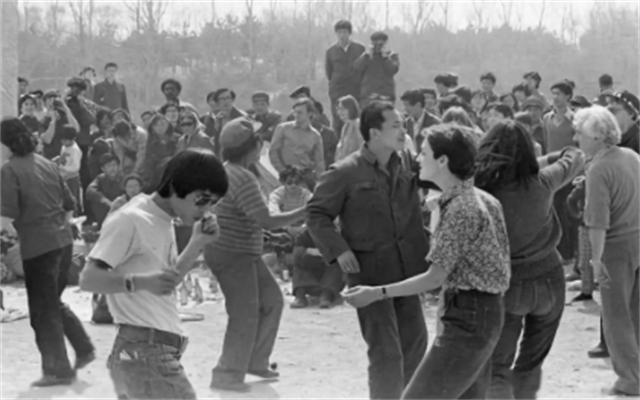 1983年，一女子同时交往18名男友被判“流氓罪”，执行死刑