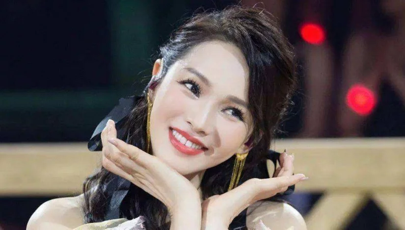 女星扮嫩有多猛?蓬蓬裙蹦蹦跳,52岁管56岁叫姨,67岁还穿学生装