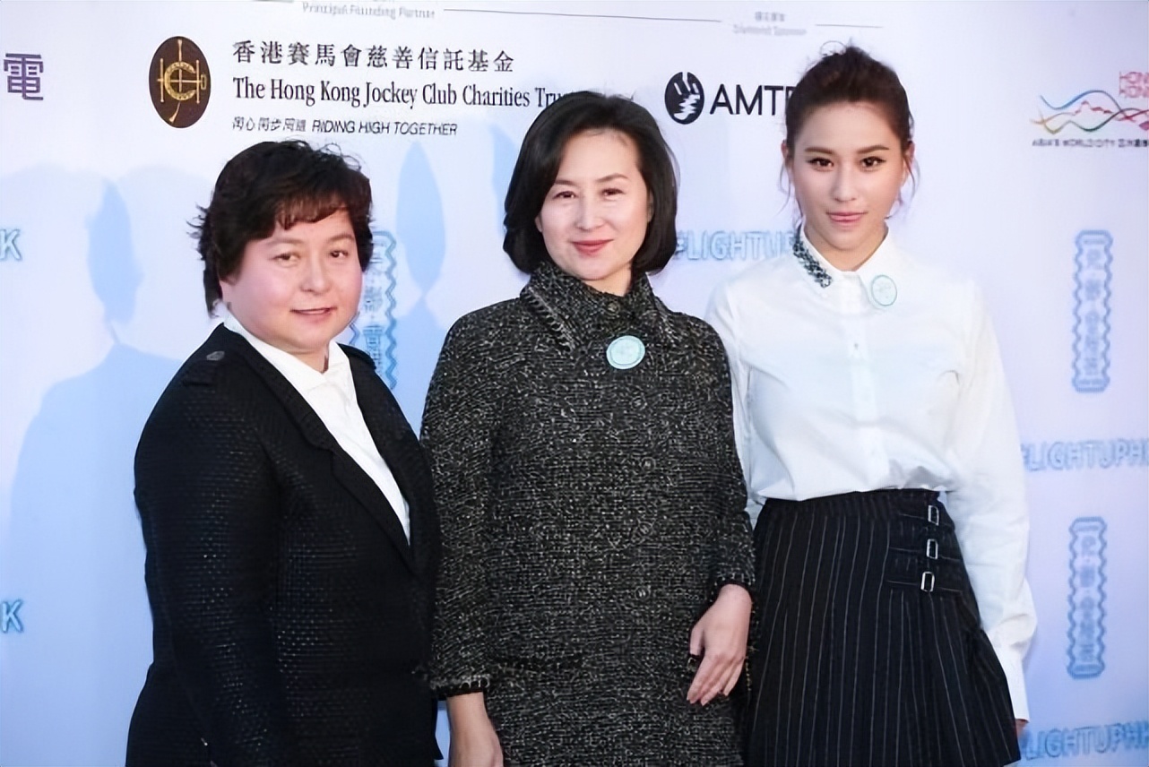 何超琼与何超莲罕见同框,穿小香风优雅高贵,虽是姐妹但气质不同