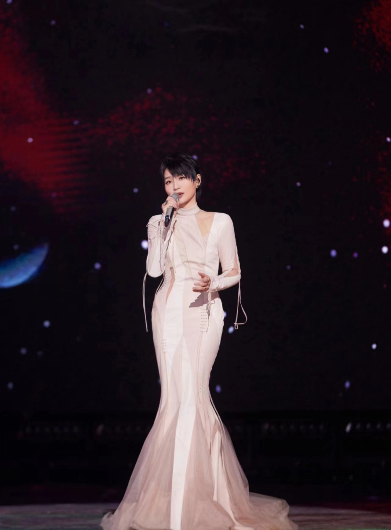 周笔畅跨年献唱终于穿裙子,一袭鱼尾长裙好优雅,身材真好!