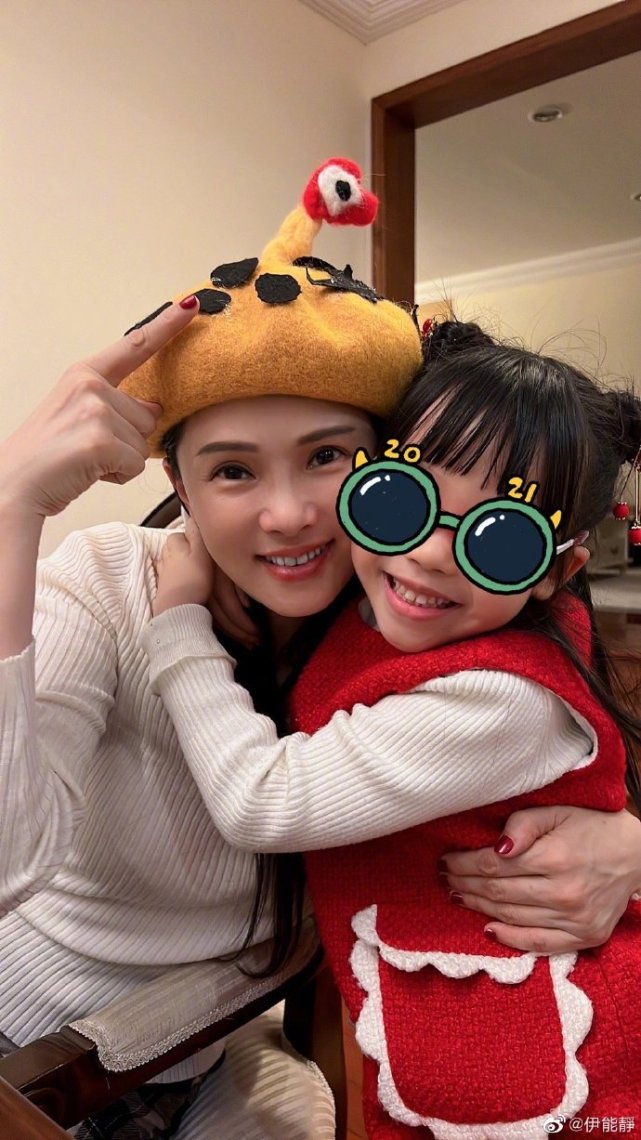 伊能静开心晒女儿送的新年礼物，小米粒紧搂妈妈贴脸合照，超有爱