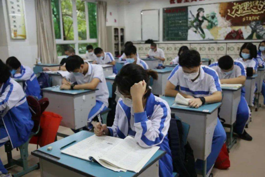 学海无涯，“小绵羊”张艺兴参加长江商学院面试，这是什么学校