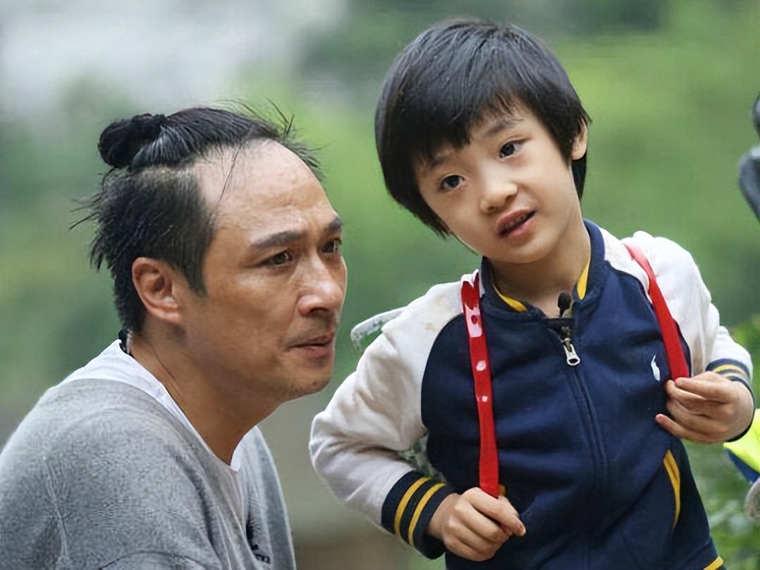 60岁吴镇宇庆祝21周年结婚纪念日，费曼晒全家福，妈妈罕见出镜