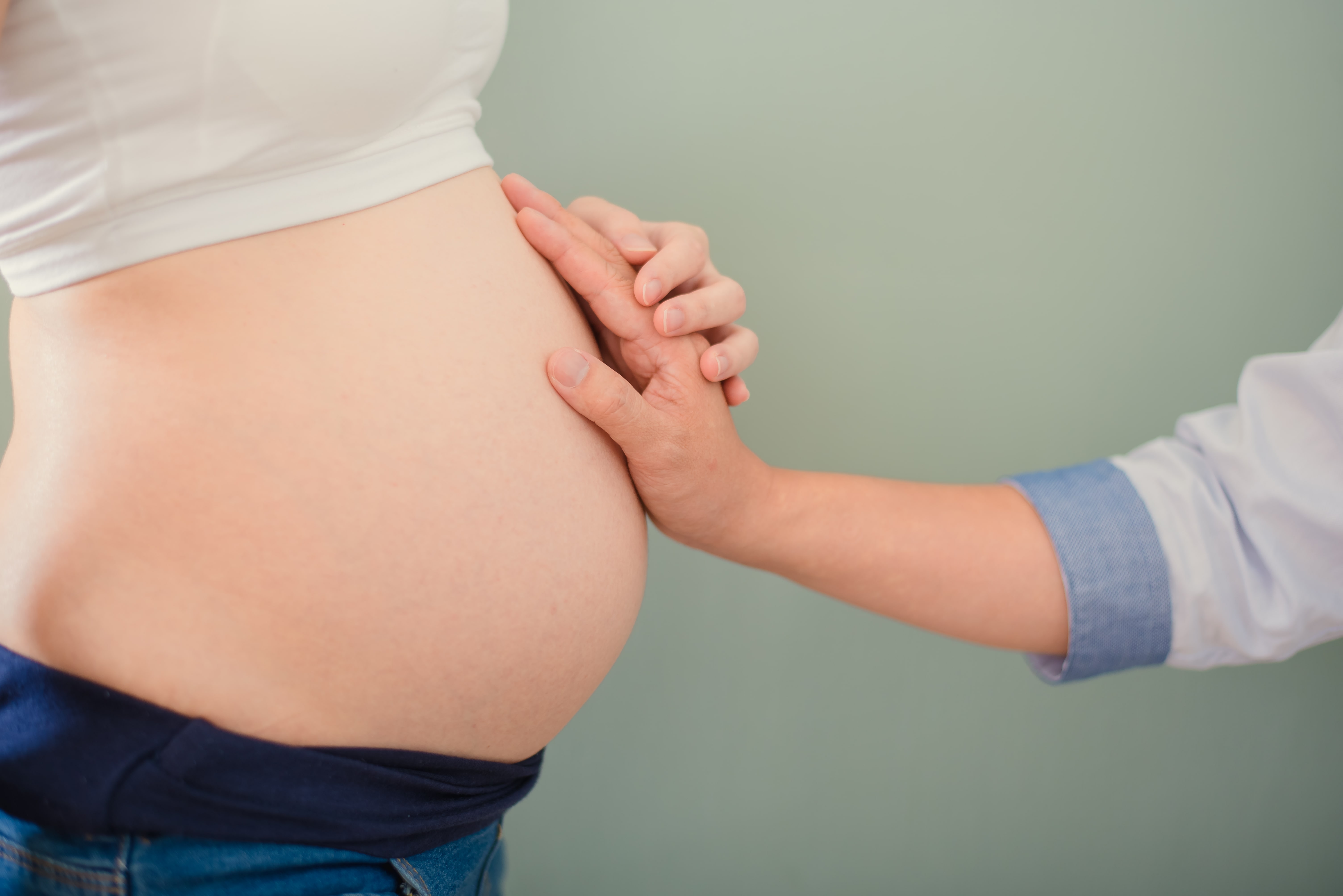 怀孕五个月胎儿图（胎儿在妈妈肚子里干什么？揭秘胎儿爱做的6件事，哪个让你想不到）