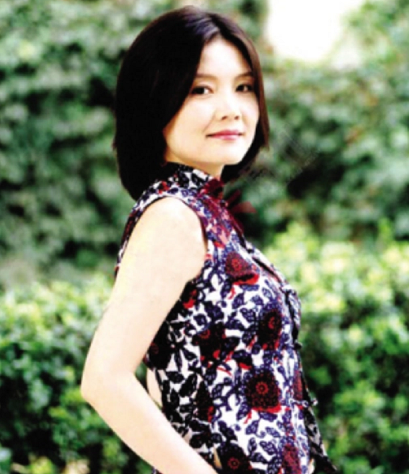 知名演员李佳璇：导演丈夫去世8年，与狗为伴，她的痴情让人泪目