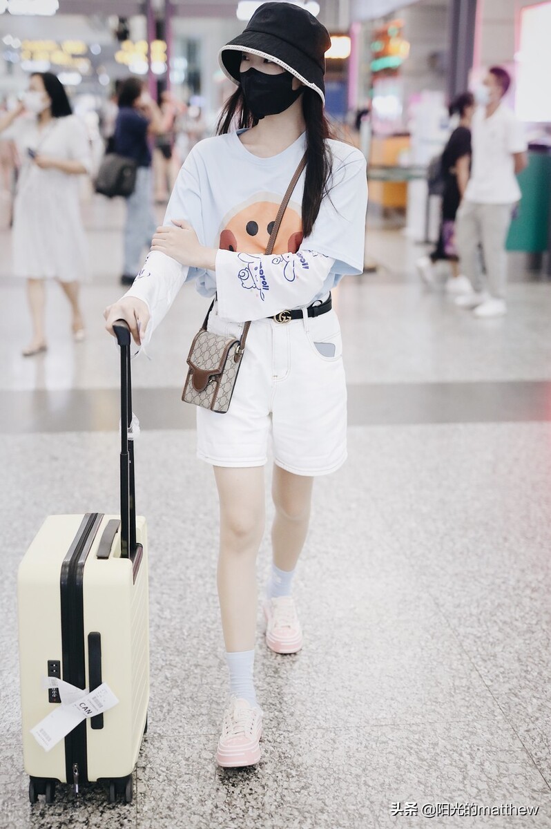 吕小雨穿短T搭短裤现身机场，戴渔夫帽清纯可爱