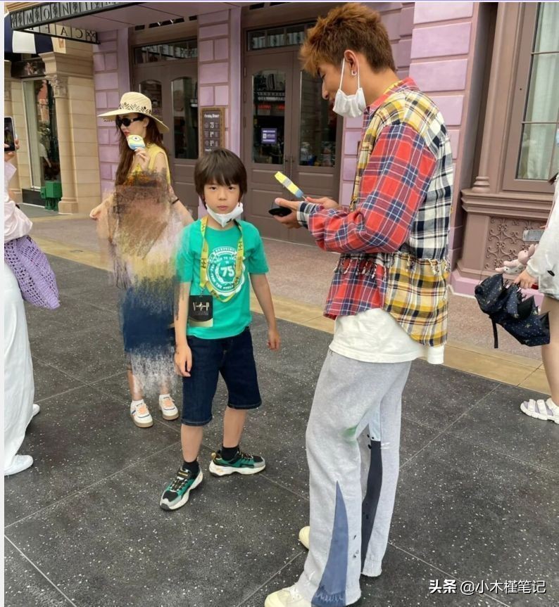 环球影城偶遇霍思燕一家，嗯哼变化大被赞帅气，妹妹疑似也在现场