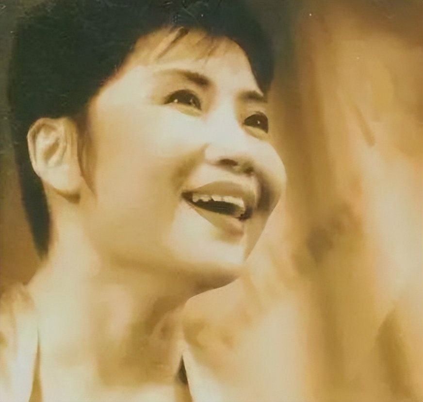 “一代歌后”李娜，巅峰时期力压韩红，为何削发为尼选择出家？