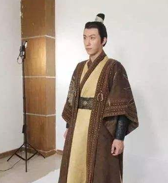 “硬汉小生”黄景瑜：从服务员到一线男星，他只用了两年时间