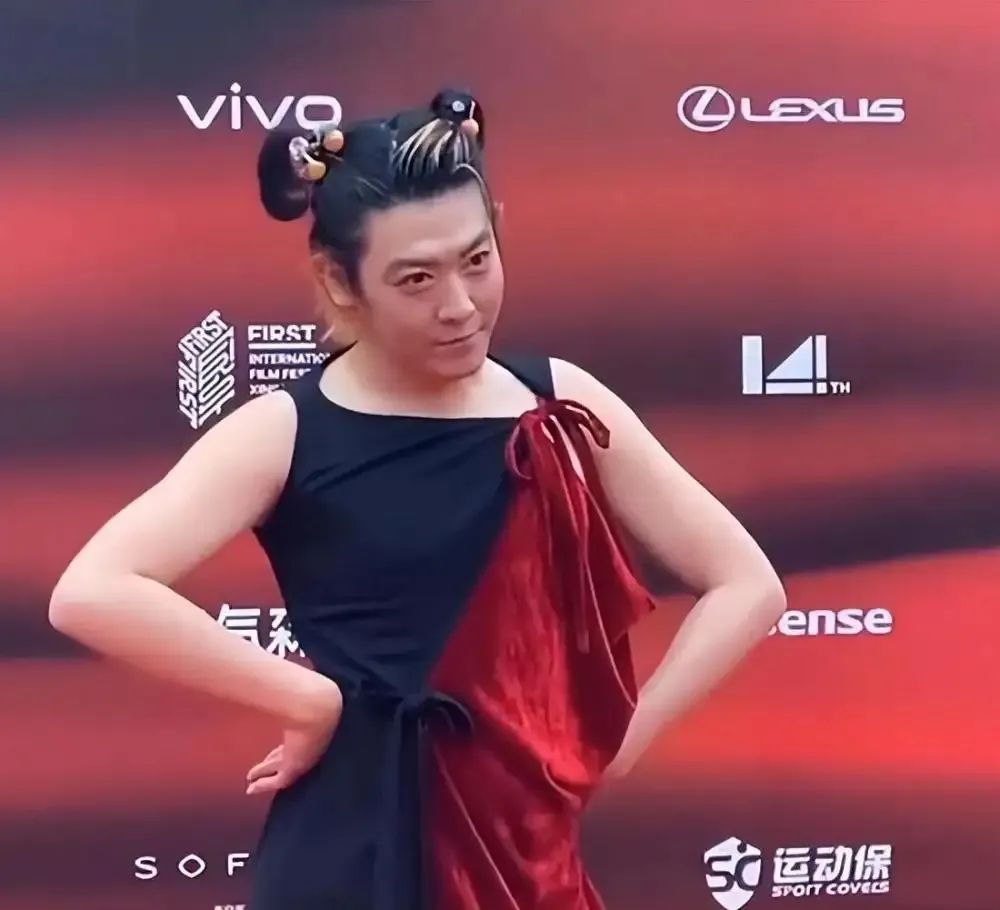男明星在红毯上作的“怪”，穿丑衣、爱作妖，风头出尽