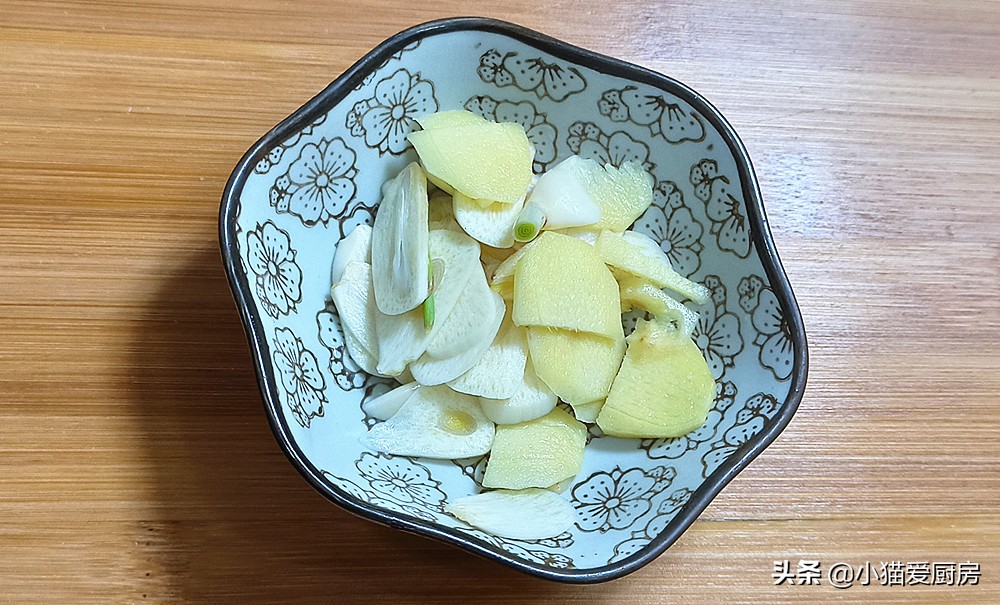 土豆回锅肉怎么做（9步教你荤素搭配香味十足的回锅肉）