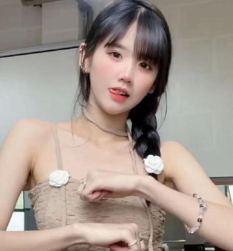 虽然沫子才来虎牙没多久,但终归是江山易改本性难移,随着沫子与观众