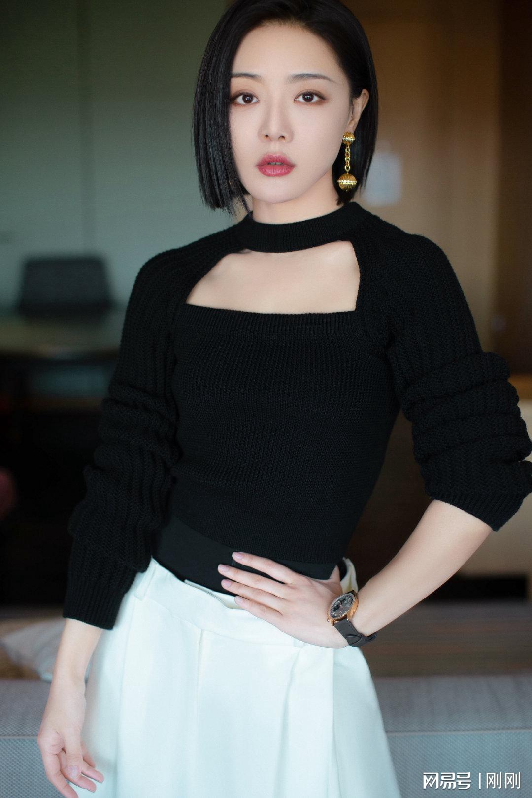 “小姨妈”邓家佳