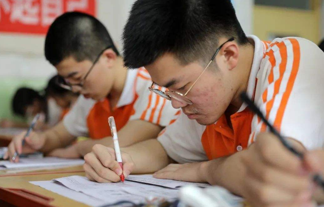 高考答题卡为何必须要用2B涂？电脑上扫描后的试卷，对比效果明显