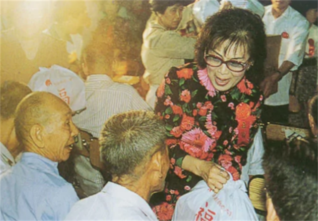 霍英东二房冯坚妮，霍母百般阻拦下偷偷迎娶，让霍英东钟情52年