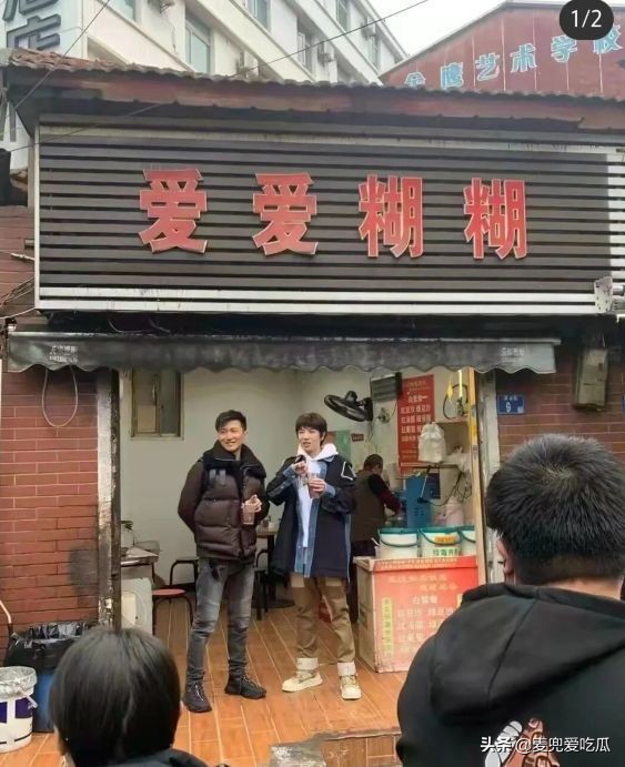 謝霆鋒華晨宇現身武漢街頭，相差10歲看不出年齡差，增高鞋引熱議
