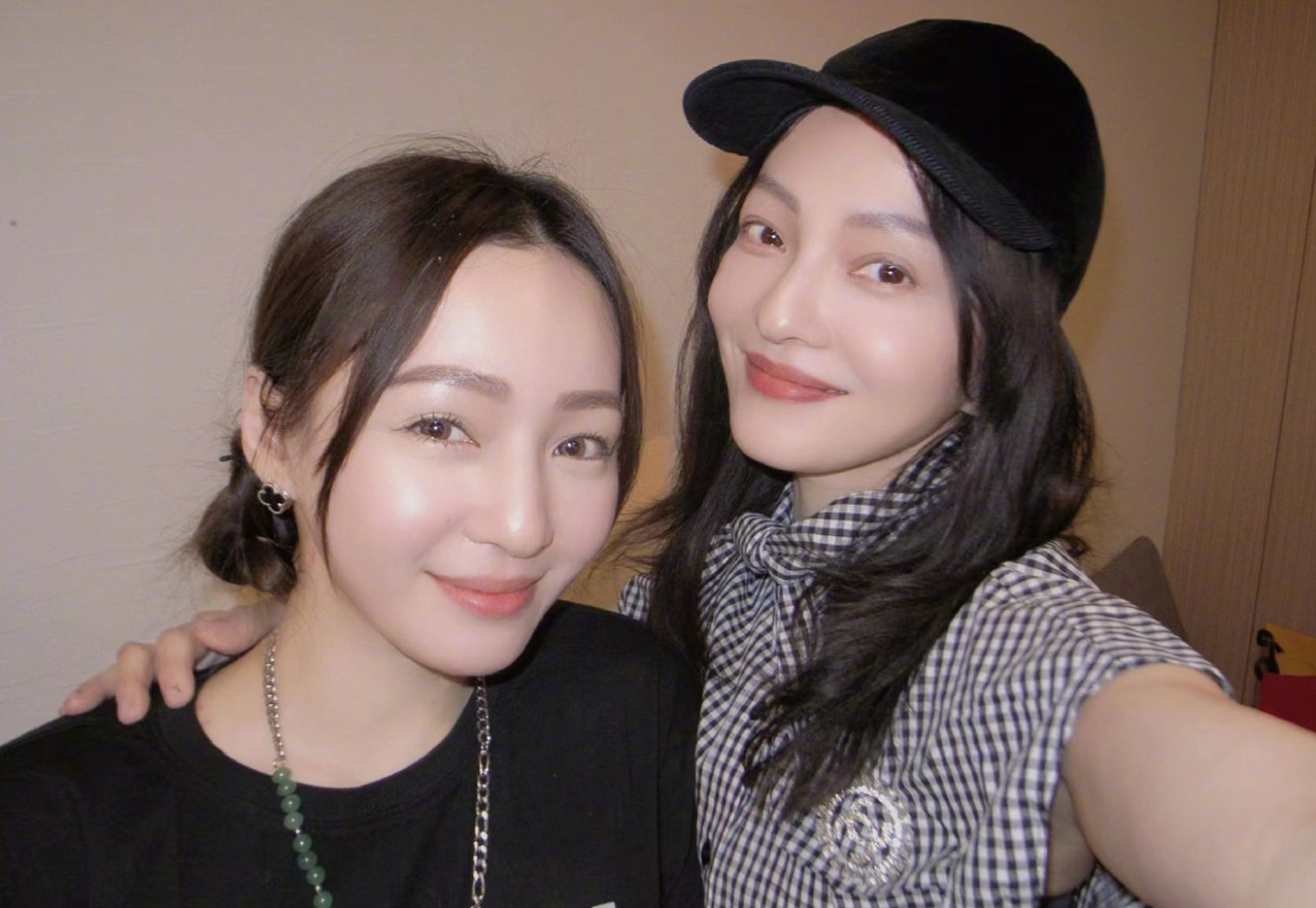 张韶涵为妹妹庆生，差1岁却长得像双胞胎，万梓良前妻携女儿现身