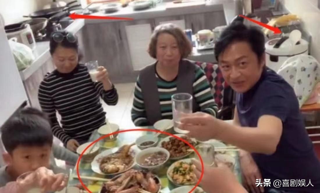 失业演员现状有多惨？摆地摊卖菜，当搬运工，怀着孕还在卖房