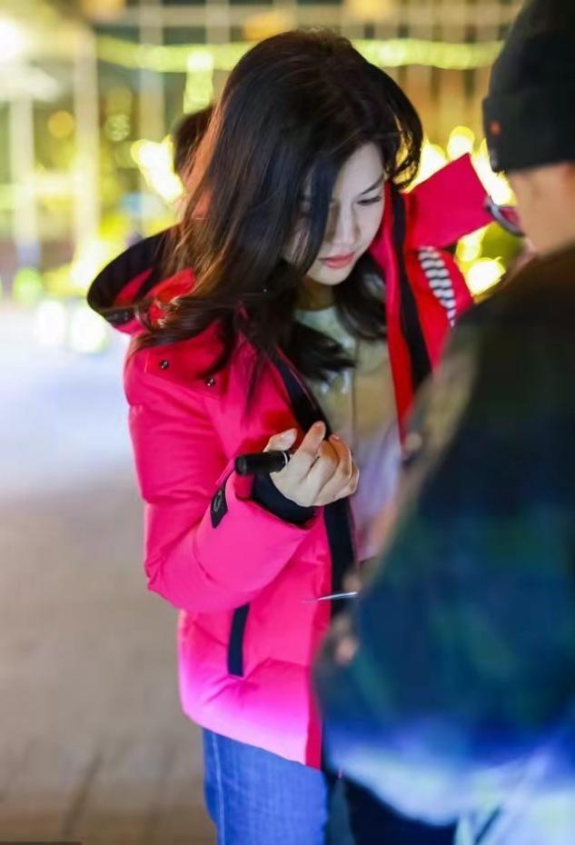 陈妍希新年开工首秀，红色羽绒服保暖又吸睛，中长卷发洋气又减龄
