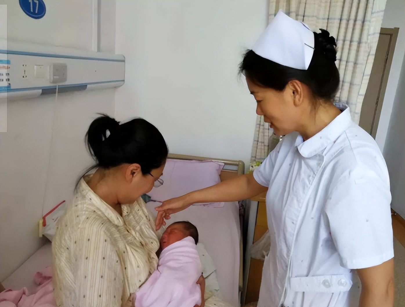 用奶瓶装母乳,等同于"亲喂"宝宝?同样是吃饱差距却很大