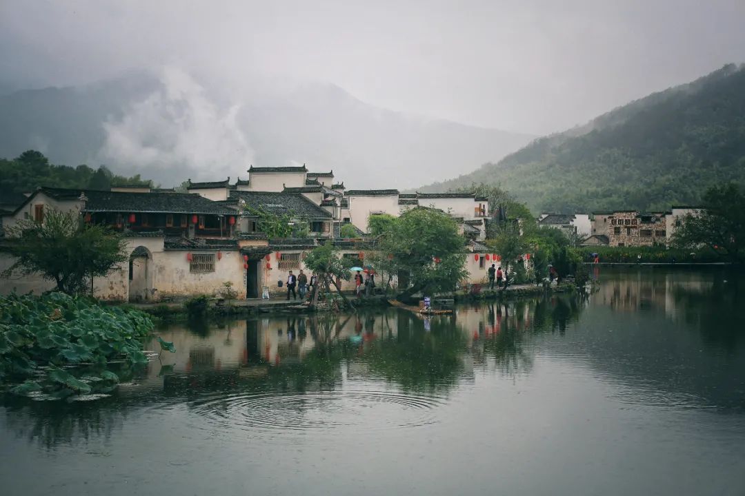 安徽旅行，是总要去一次宏村的！雨中宏村，才是你的梦里江南