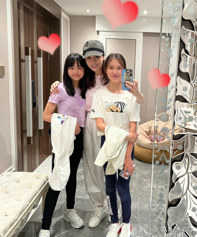 郭可盈陪爱女游玩当摄影师 自曝遇好剧本会复出 女儿对其复出感不舍