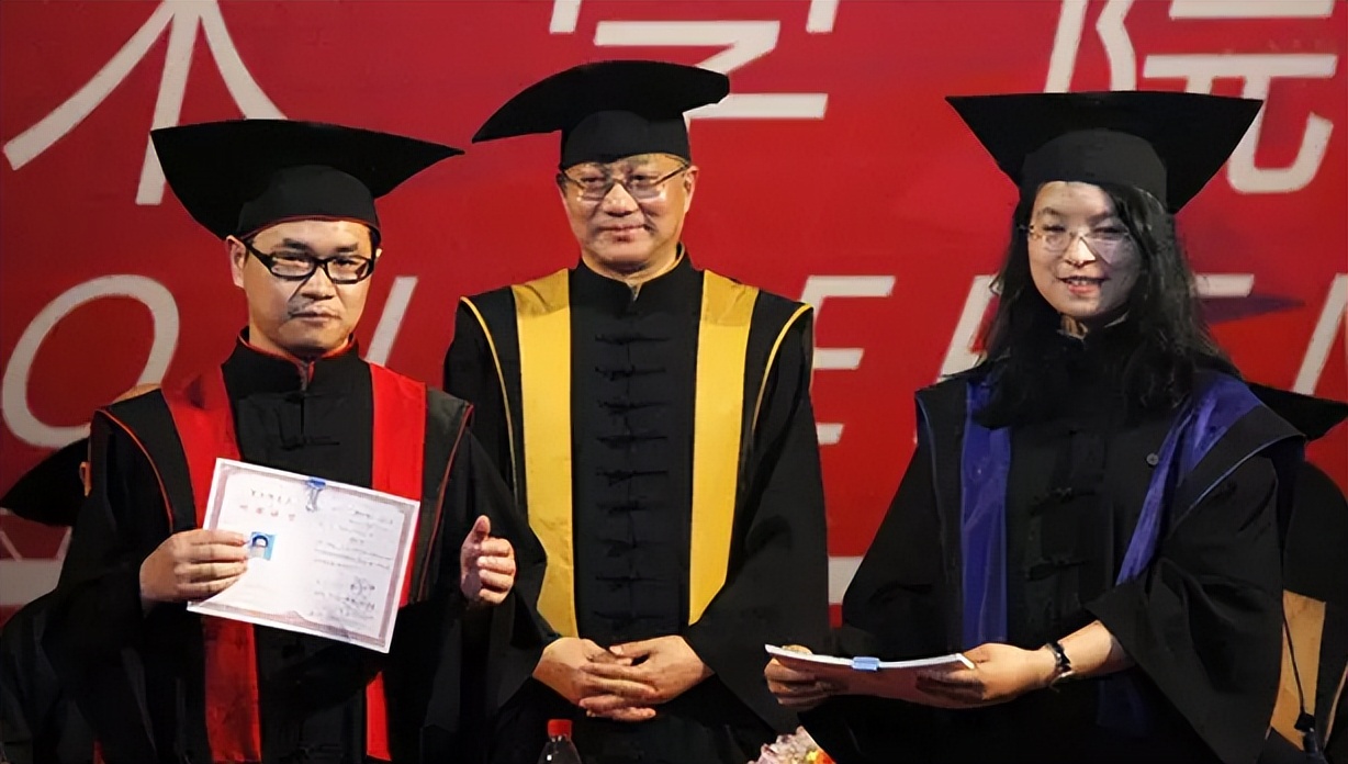 仙气十足！这些学位服有点不一样！网友：学位服一定得是西式的？如果来点中国风呢