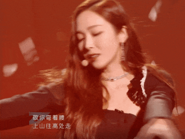 郑秀妍唱《孤勇者》爆发力超强 穿白裙犹如公主