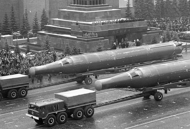 苏联第一颗人造卫星上天后，赫鲁晓夫：用最便宜的方法吓死美国佬