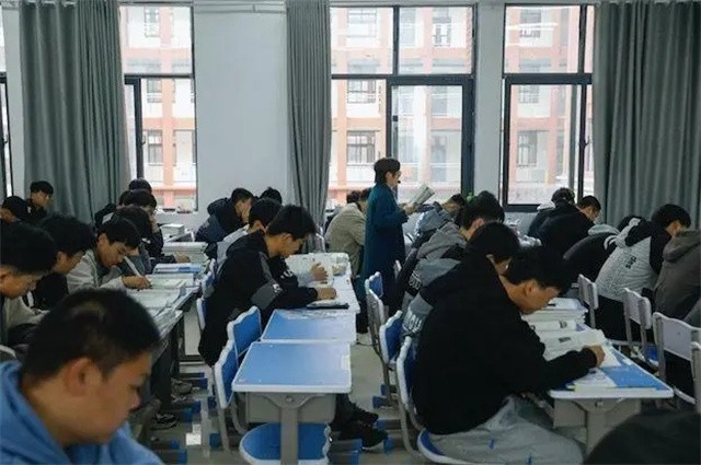 职校生实习现状：宁在格子间免费干活，也不愿在一线“打磨”