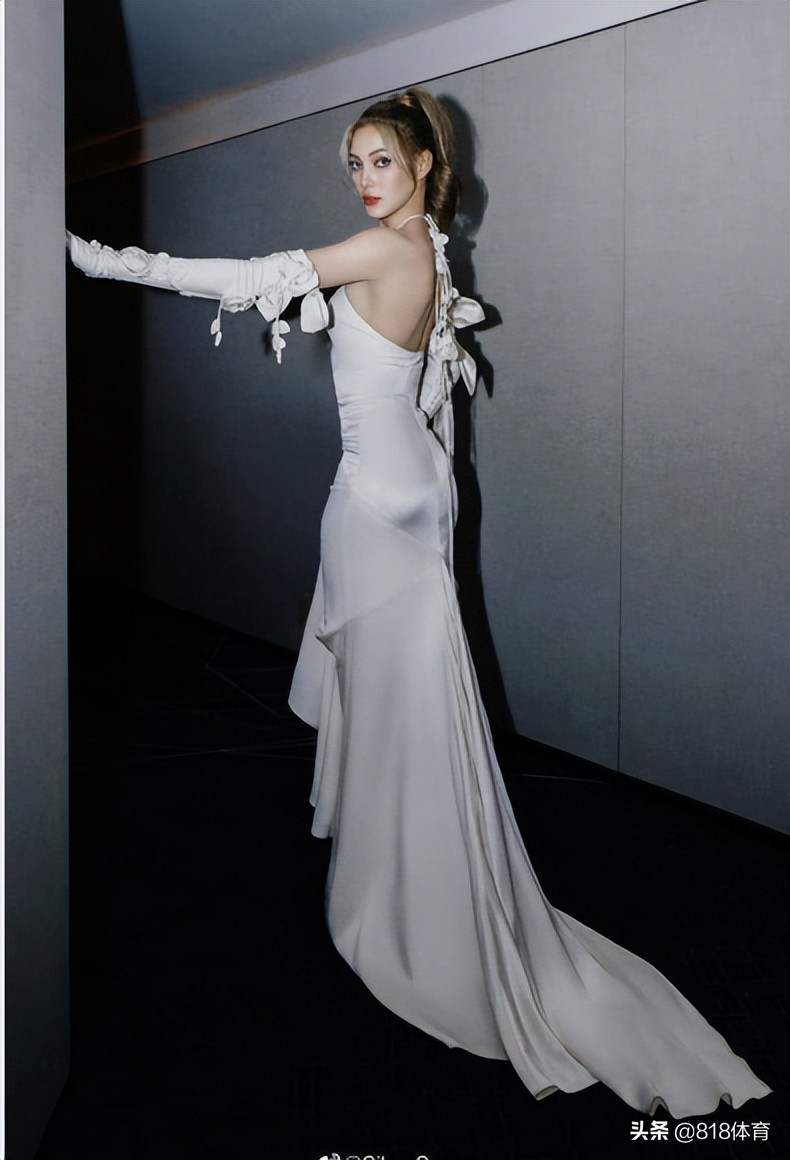 新娘十八岁!谷爱凌一身白色复古婚纱礼服亮相,高贵典雅如欧洲公主