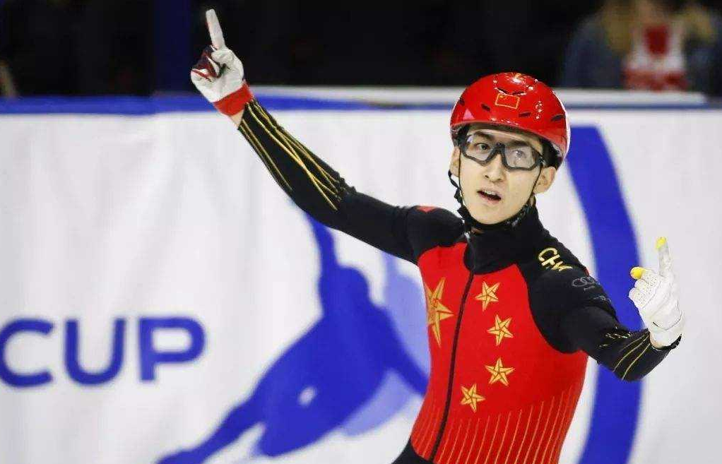 男生初学滑冰站不稳，武大靖暖心鼓励引嘲讽，评论区叫人笑不活了