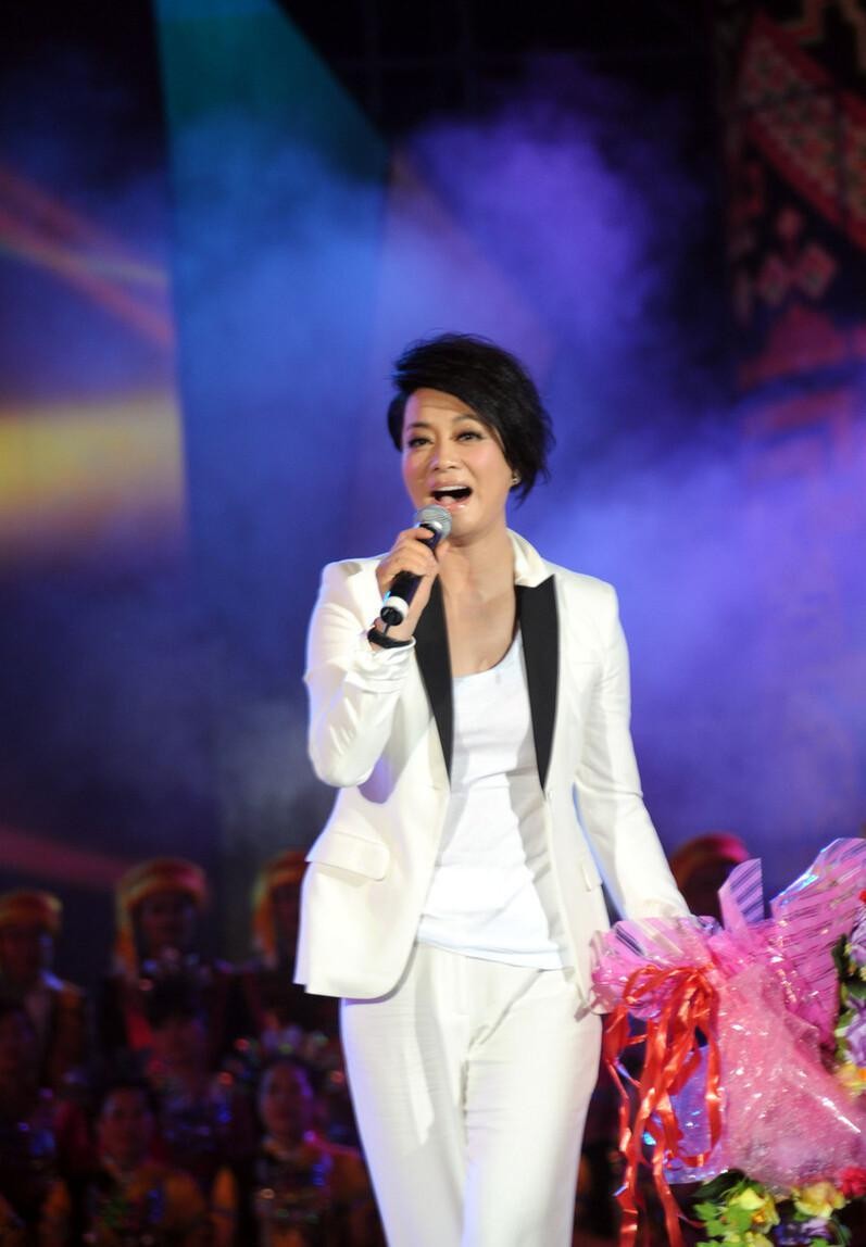 毛阿敏:被韩红跪拜,40岁嫁百亿富豪,丈夫却突然离世留下260亿