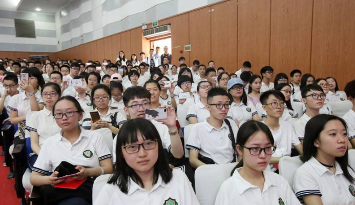 热衷于搞社团的雅礼中学，共有78人考进清北，和衡中形成鲜明对比