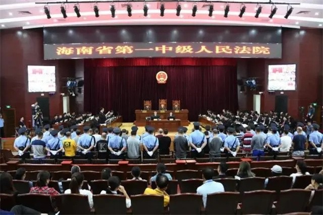 海南黑老大黄鸿发，警方突击抓捕，被捕时狼狈大喊“我没动”