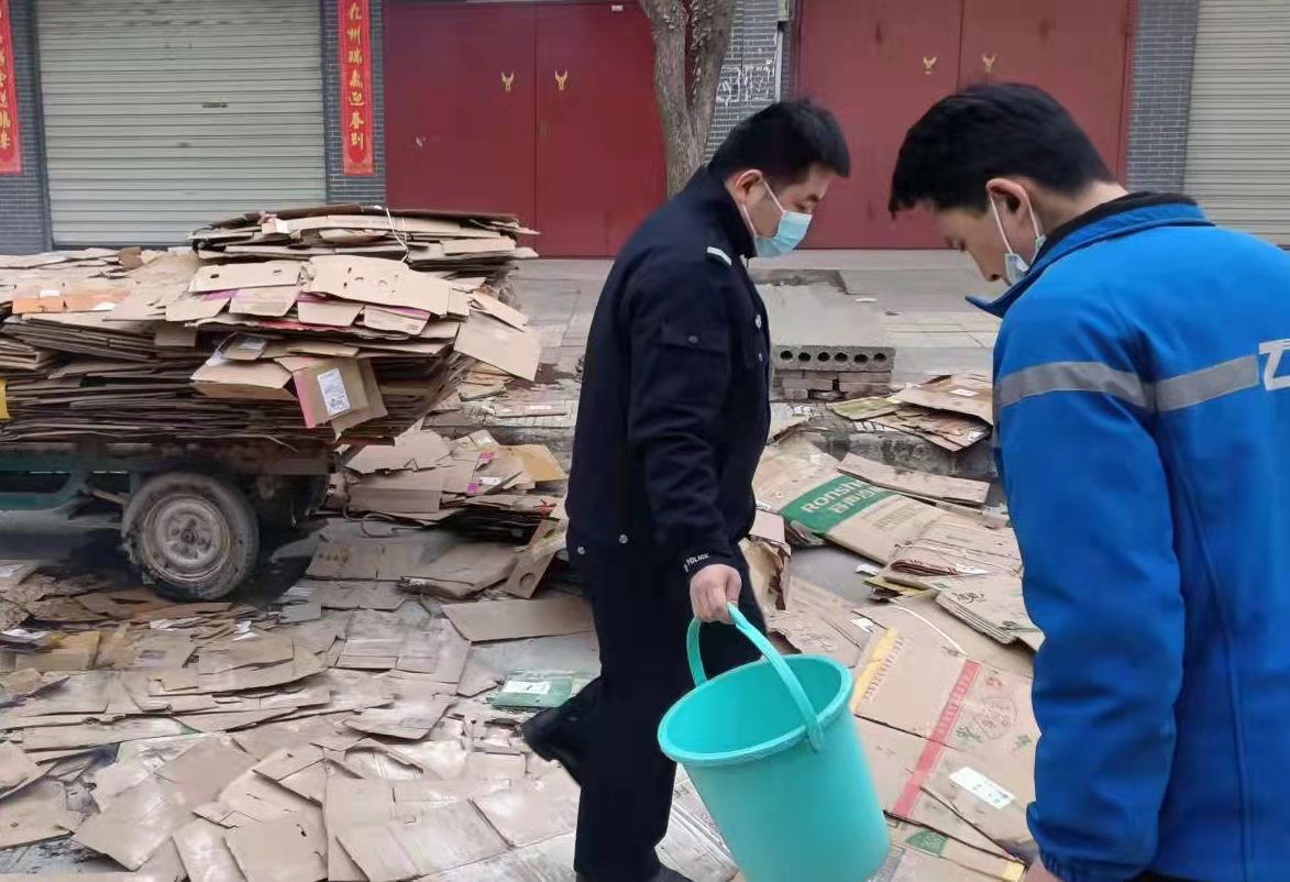 西安临潼民警办案途中遇火情奋力扑救保民安