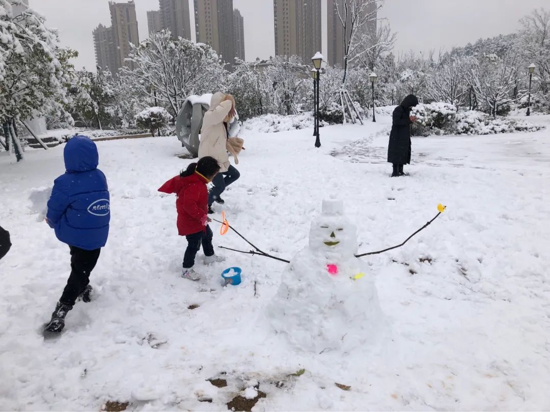 一场大雪一场欢，打雪仗、堆雪人，像小孩子一样激动兴奋
